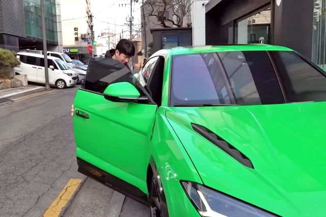 ▲람보르기니 우루스 시승을 위해 탑승하고 있는 보겸(사진=유튜브 '보겸TV')