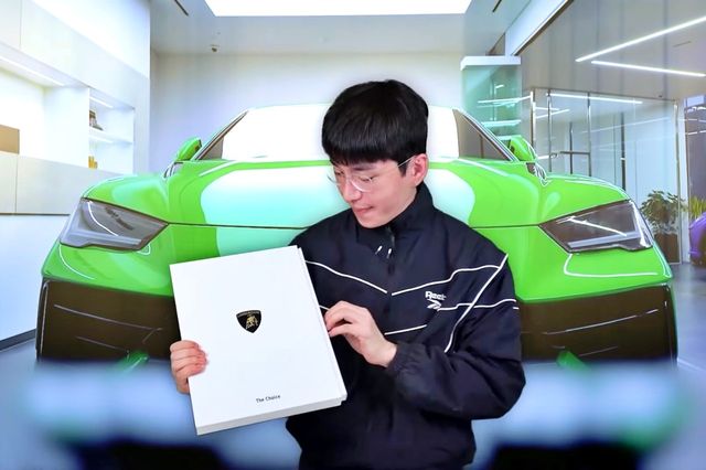 ▲람보르기니 우루스 SE 계약서를 들고 있는 보겸(사진=유튜브 '보겸TV')
