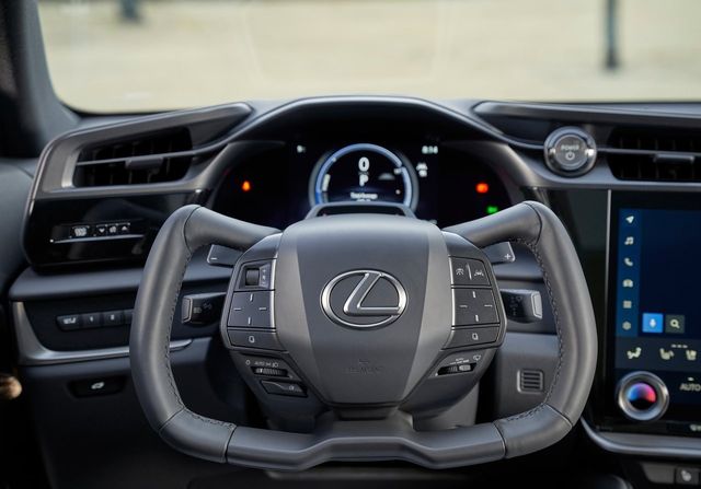 ▲렉서스 신형 RZ의 요크 스티어링 휠 (사진=렉서스)