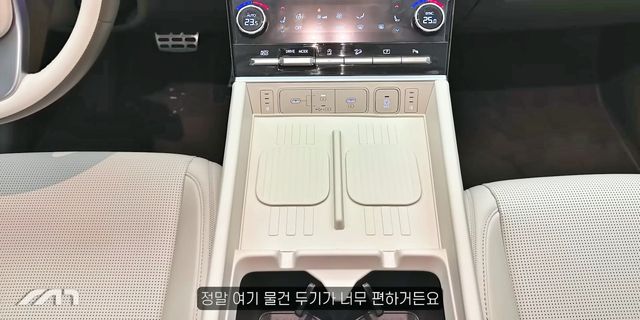 ▲싼타페 센터 콘솔 수납 공간에 대해 차주가 언급하는 장면(사진=유튜브 '모트라인')