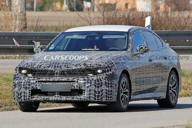 ▲위장막을 쓴 페이스리프트 5시리즈 (사진=carscoops.com)