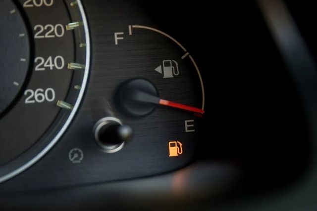 ▲참고사진, 계기판에 들어온 주유경고등(사진=protectmycar)