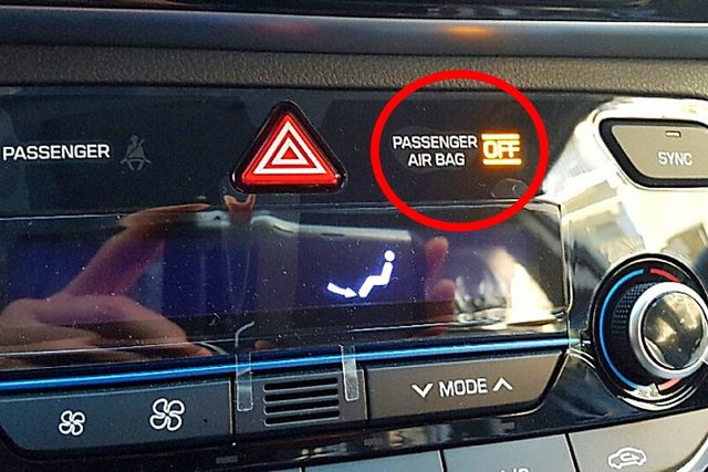 ▲동승석 에어백 경고등이 들어온 모습(사진=온라인 커뮤니티)