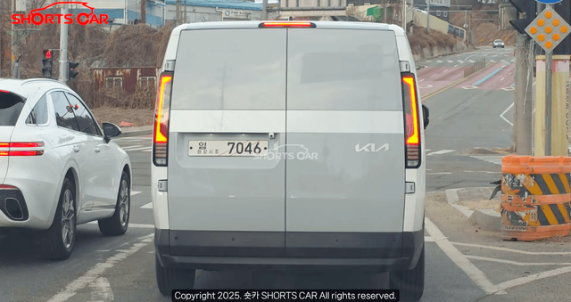 ▲기아 PV5 카고 스파이샷(사진=유튜브'숏카 SHORTS CAR')