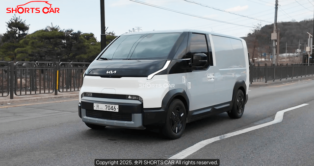 ▲기아 PV5 카고 스파이샷(사진=유튜브'숏카 SHORTS CAR')