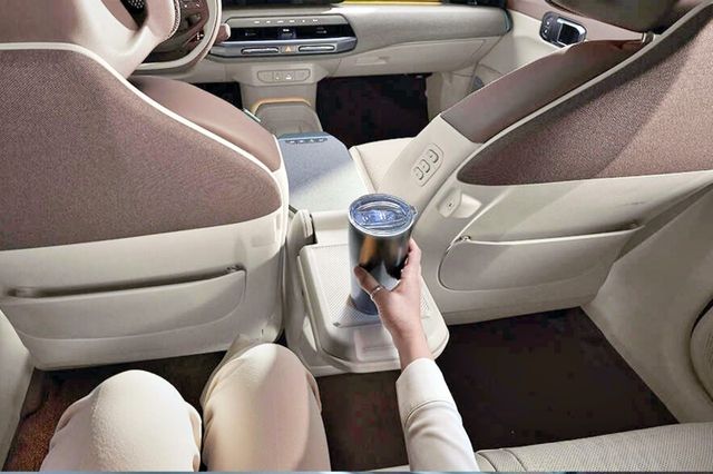 ▲EV4 회전형 암레스트 포함 슬라이딩 콘솔 테이블(사진=기아)