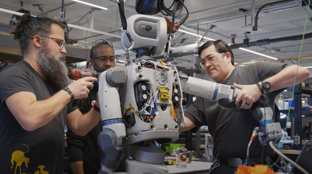 ▲아틀라스를 조립하는 연구원들 (사진=보스턴다이내믹스)