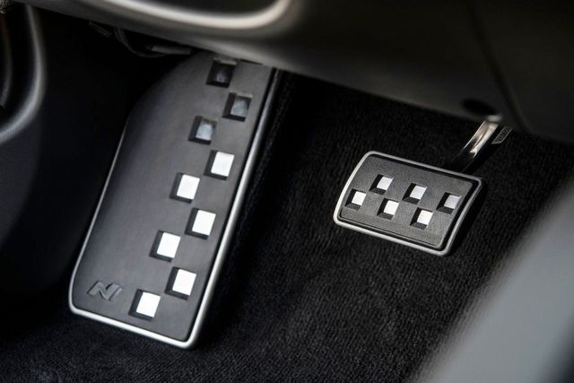 ▲참고사진, 아이오닉 5 N에 장착된 감속 페달 및 가속 페달(사진=현대차)