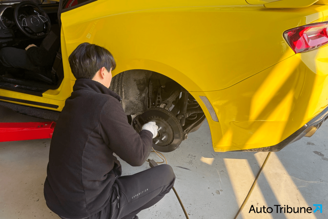 ▲참고사진, 브레이크 패드 교체 전 브레이크 내 공기를 제거하는 모습(사진=이서호 기자)