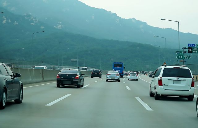 ▲추월 후 복귀하는 차량(사진=View H)