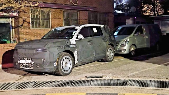 ▲제네시스 GV90 테스트카와 현대 그랜드 스타렉스(사진=유튜브 'SG')