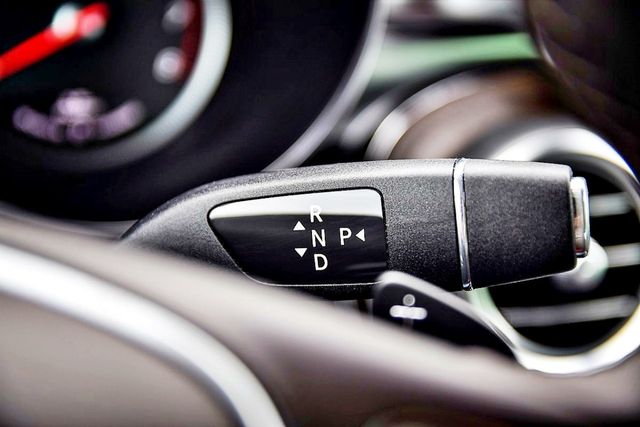 ▲칼럼식 기어 레버(사진=메르세데스-벤츠)