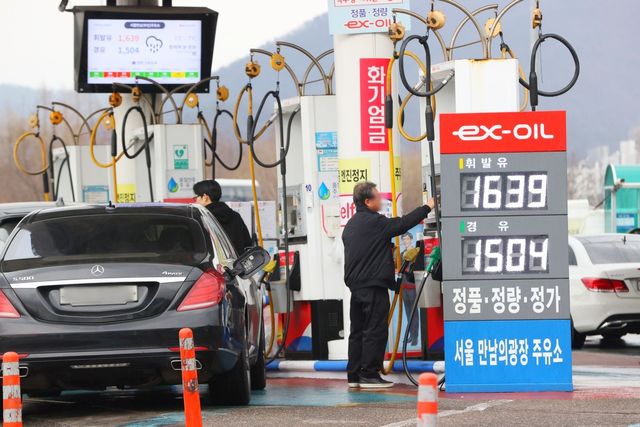 ▲참고사진, 서울에 있는 한 주유소(사진=연합뉴스)