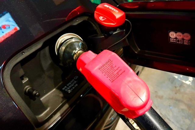 ▲참고사진, 고급유를 주유중인 모습(사진=온라인 커뮤니티)