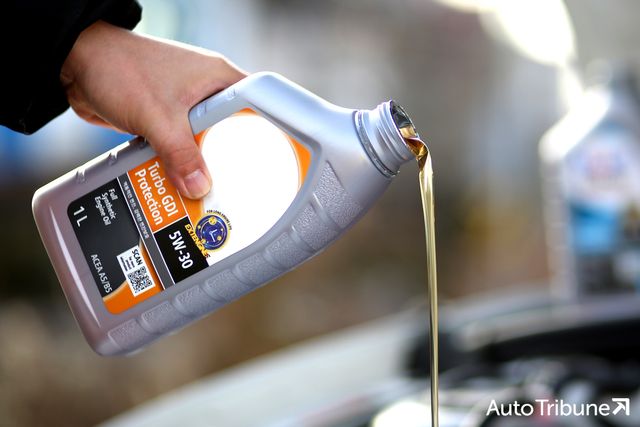 ▲참고사진, 엔진오일을 교환하는 모습(사진=양봉수 기자)