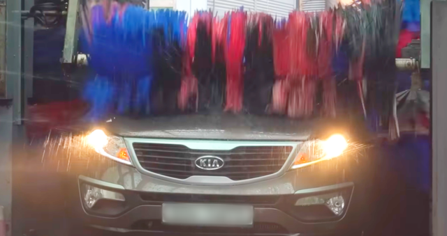 ▲참고사진, 자동 세차 중인 스포티지(사진=유튜브'픽플러스')