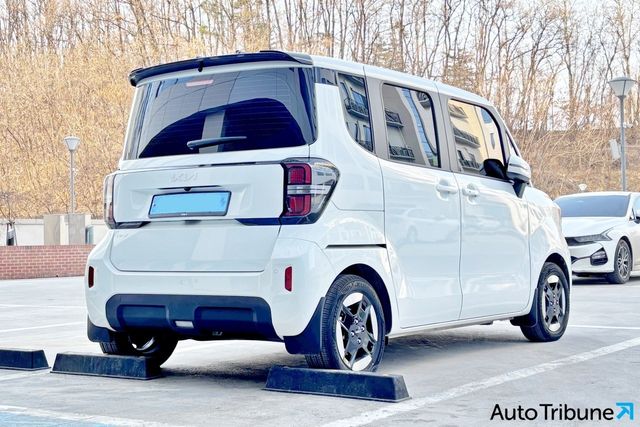 ▲참고사진, 리어 스포일러와 흙받이를 장착한 기아 레이 EV(사진=김동민 기자)