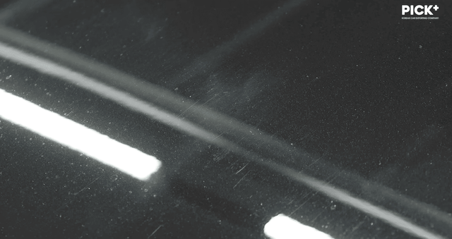 ▲실험을 마친 후 생긴 스크래치(사진=유튜브'픽플러스')