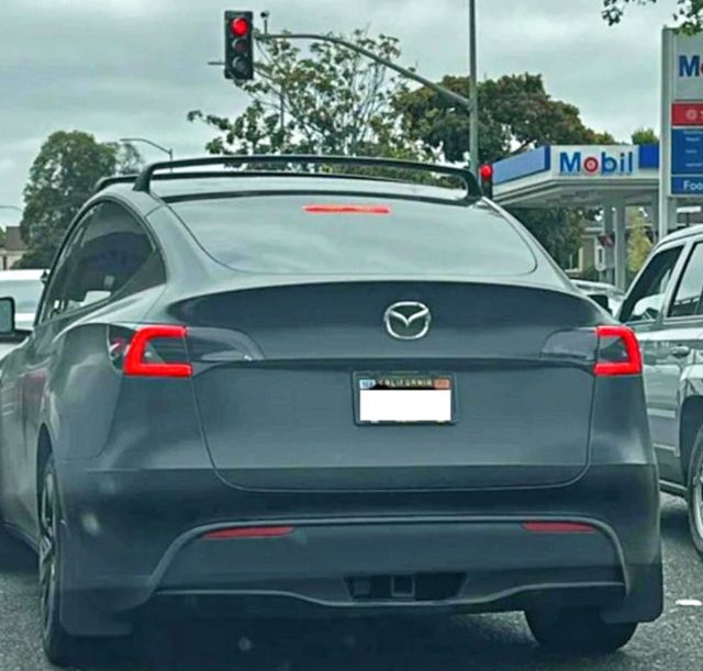 ▲마쯔다 로고를 붙인 테슬라 (사진=electrek)