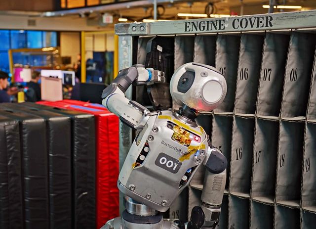 ▲엔진 커버를 정리하는 아틀라스 (사진=테슬라)