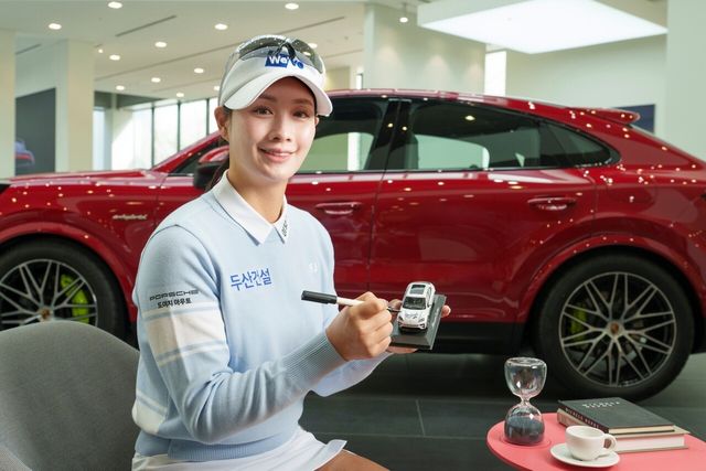 ▲박결 프로에게 포르쉐 마칸 4 일렉트릭을 후원하는 도이치오토모빌(사진=도이치오토모빌그룹)