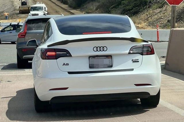 ▲아우디 로고를 붙인 테슬라 (사진=레딧)