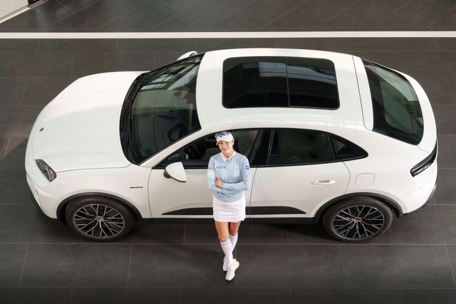 ▲박결 프로에게 포르쉐 마칸 4 일렉트릭을 후원하는 도이치오토모빌(사진=도이치오토모빌그룹)