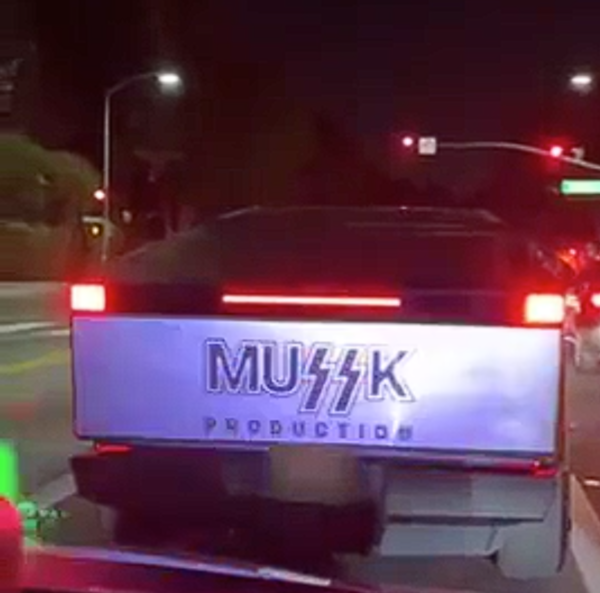 ▲LED화면을 달고 머스크를 비판하는 사이버트럭 (사진=electrek)