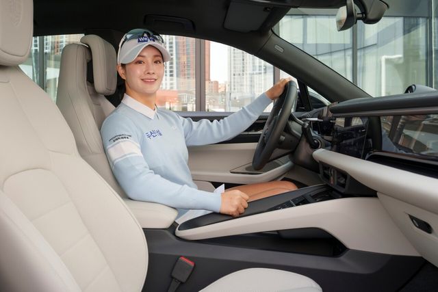 ▲박결 프로에게 포르쉐 마칸 4 일렉트릭을 후원하는 도이치오토모빌(사진=도이치오토모빌그룹)