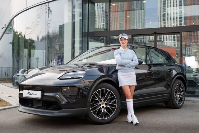 ▲박결 프로에게 포르쉐 마칸 4 일렉트릭을 후원하는 도이치오토모빌(사진=도이치오토모빌그룹)