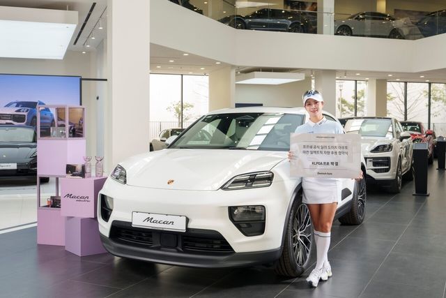 ▲박결 프로에게 포르쉐 마칸 4 일렉트릭을 후원하는 도이치오토모빌(사진=도이치오토모빌그룹)