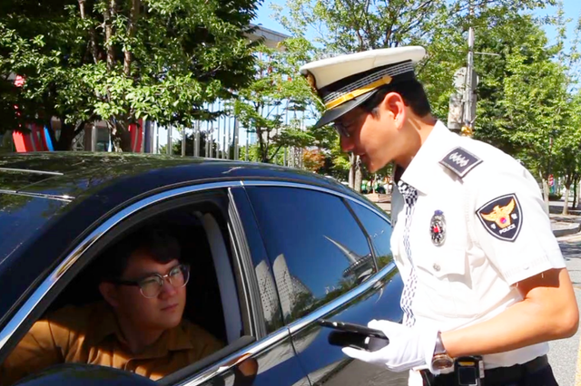 ▲참고사진, 경찰이 운전자를 적발해 범칙금을 부과하는 모습(사진=유튜브'대전경찰청')