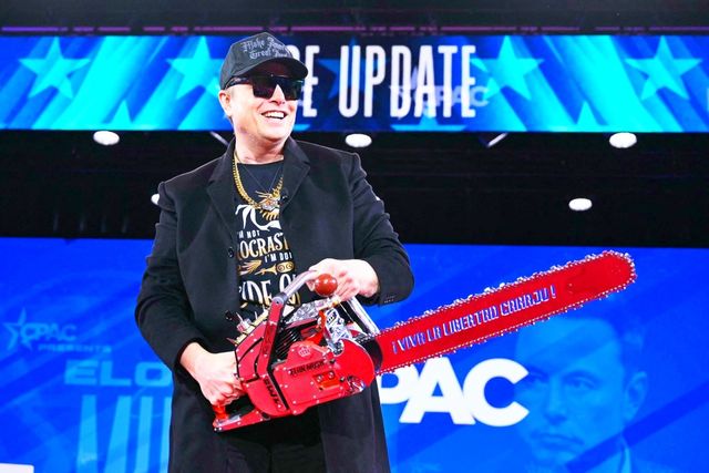 ▲참고사진, 일론 머스크가 CPAC에서 전기톱을 들고 있는 모습(사진=연합뉴스)