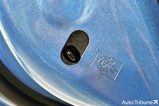 ▲쉐보레 스파크 2열 도어 걸쇠 주변에 있는 기계식 차일드 락(사진=김동민 기자)