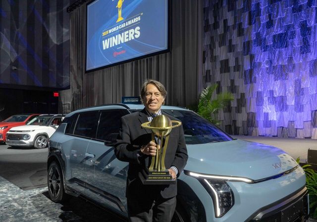 ▲스티븐 센터 기아 미국법인 최고운영책임자(COO)가 세계 올해의 차(EV3) 수상 기념사진을 촬영하는 모습(사진=현대차그룹)