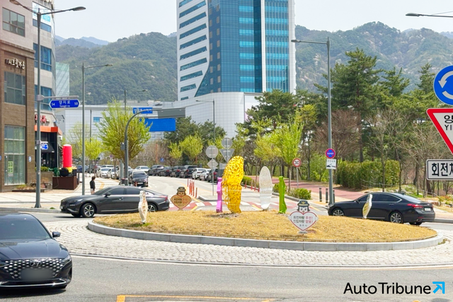 ▲자동차들이 회전교차로를 통행하는 모습(사진=이서호 기자)