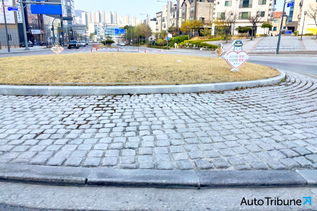 ▲회전교차로에 설치된 화물차 턱(사진=이서호 기자)