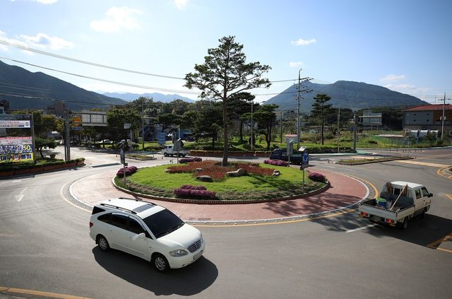 ▲경남 산청군 산청교육청 앞 회전교차로(사진=산청군)