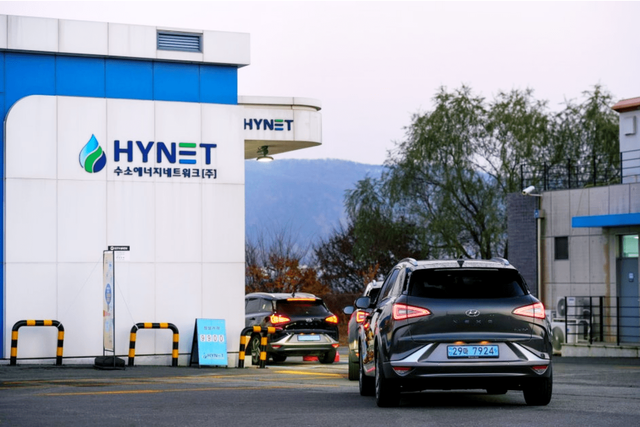 ▲수소충전소 진입을 기다리는 넥쏘(사진=현대차)