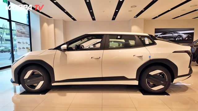 ▲기아 EV4 에어 트림(사진=유튜브&nbsp;‘우파푸른하늘Woopa TV’)