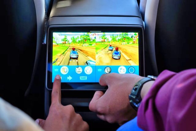 ▲신형 모델 Y 2열 디스플레이(사진=테슬라)