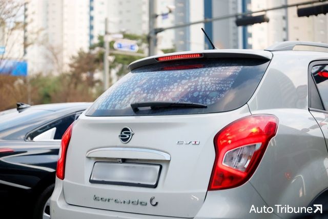 ▲참고사진, 뒷유리의 틴팅지가 일어난 모습(사진=김동민 기자)