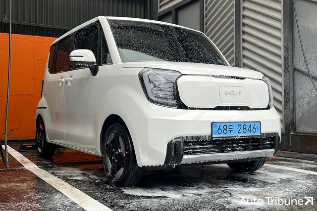 ▲참고사진, 세차를 진행 중인 레이 EV의 모습(사진=최현진 기자)