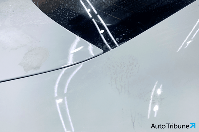 ▲참고사진, 워터스팟으로 인해 도장면이 손상된 차체(사진=김예준 기자)