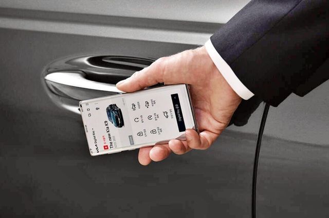 디지털 키를 적용한 차를 스마트 폰으로 잠금 해제하는 모습 /사진=기아