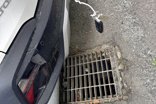 옷걸이로 하수구에서 차 키를 빼낸 누리꾼 /사진=에펨코리아