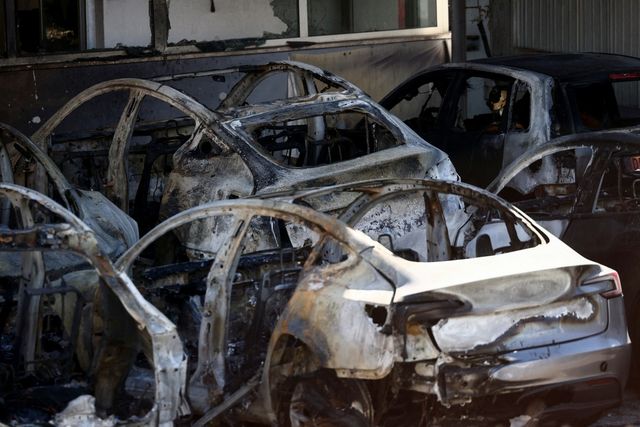 ▲전소된 테슬라 매장 (사진=연합뉴스,로이터)