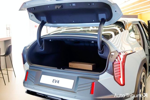 ▲기아 EV4 테일게이트가 열린 모습(사진=김동민 기자)