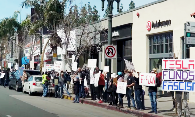 ▲반 테슬라 시위에 나선 미국 시민들 (사진=유튜브 France24English)