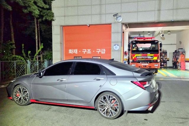 119안전센터 앞에 불법 주차한 자동차 /김포소방서 제공, 연합뉴스 사진